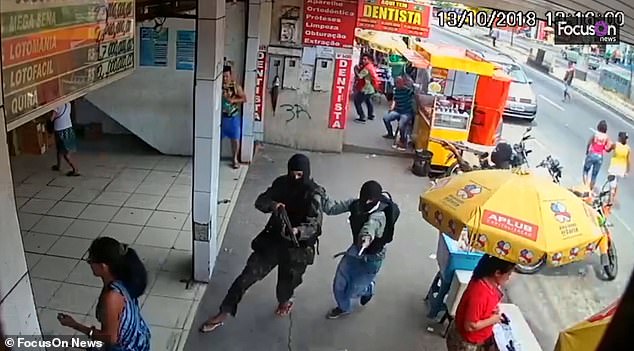 Hình ảnh nhóm cướp liều lĩnh xông vào cướp đại lý xổ số chotlo247.me