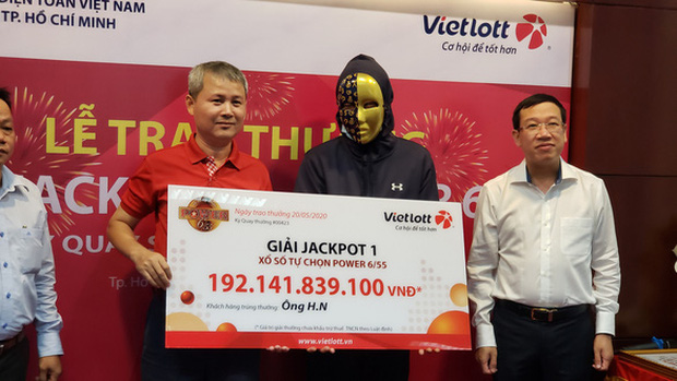 ông H.N tại buổi lễ trao giải jackpot lớn thứ 2 Việt Nam chotlo247.me